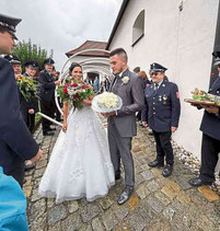 Nach dem Gottesdienst erwartet das Paar ein langes Hochzeitsspalier.