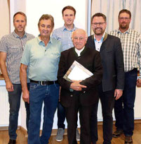 Für 65 Jahre Mitgliedschaft in der CSU erhielt Ruhestandsgeistlicher Raimund Arnold aus den Händen von MdL Gerhard Hopp Urkunde, Anstecknadel und Präsent.