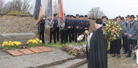 Am Kriegerdenkmal legte der Schützenverein Ast einen Kranz nieder.