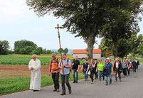 Pfarrer Wolfgang Häupl nahm die Pilger in Empfang und begleitete sie auf ihrem Weg in die Aster Wallfahrtskirche.