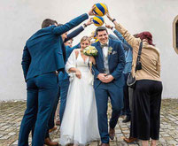 Das junge Paar musste durch ein Spalier der Volleyballkollegen.