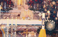 Pfarrer Raimund Arnold zelebrierte die Christmette am Heiligabend in Ast. 