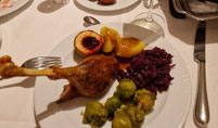 Martins-Gans-Essen, gänsekeule mit knödel, rot- und rosenkohl auf Teller