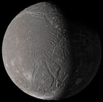 Eine bearbeitete Aufnahme von Voyager 2, um die von Uranus beleuchtete Nachtseite von Ariel sichtbar zu machen.