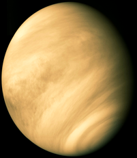 Die Venus im UV-Licht, fotografiert von Mariner 10 im Jahr 1975. Diese Aufnahme besteht aus zwei Fotos.