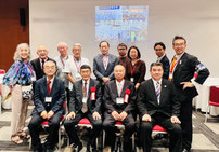 総会・懇親会の後集合写真（このほか受付担当が4名）
