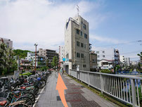 保土ヶ谷駅 西口から橋を渡る