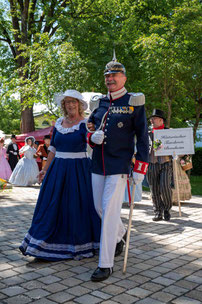 Ein stolzer Soldat mit seiner Dame