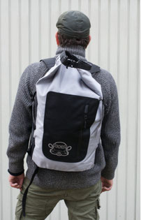 Der Rucksack "Urban" - Rückansicht auf dem Rücken! Mit silbernem Logo. 
