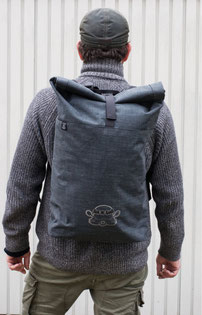 Der Rucksack "Business" - Rückansicht auf dem Rücken! Mit dezentem Logo. 