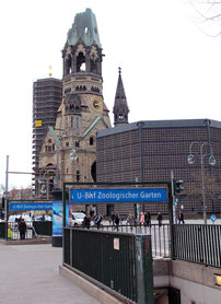 Kaiser-Wilhelm-Gedächtniskirche und U-Bahn Zoologischer Garten. Foto: Helga Karl