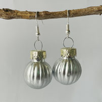 Druckatelier46 - Ohrschmuck Christbaumkugeln silber struktur