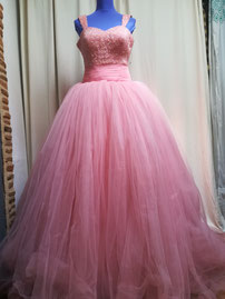 Sur l'image, une robe de mariée en tulles rose avant de sa transformation en trois costumes pour le spectacle;
