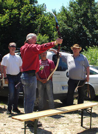 Bogenschütze mit Recurve-Blank-Bogen in Vienne