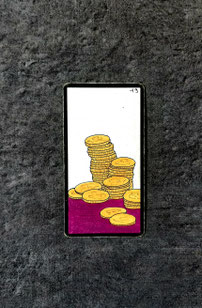 L'ARGENT, Carte numéro 19 de l'oracle Gé, il y est représenté plusieurs pile de pièces de différentes hauteurs sur un tapis de couleur prune