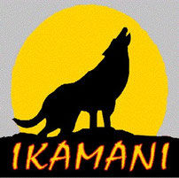 schwarzer Wolf auf gelben Grund, welcher einen Mond darstellt, darunter der Name der Hundeschule Ikamani