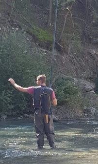 Un homme qui pêche à Termignon