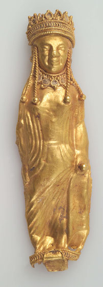Kleine Figur aus getriebenem Goldblech nach Art griechischer Koren.