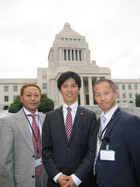 面会後、議員自ら国会議事堂見学のご案内をして頂きました。(左から)高崎理事長、よこくめ議員、今井会員