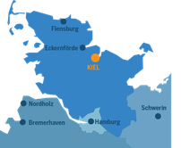Landkarte in blautönen von Schleswig-Holstein mit Städten eingezeichnet. Standort Kiel in orange hervorgehoben