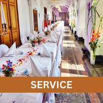 Hochzeit, Trauung, Dekoration, Heiraten, Schloss Arenfels, Blumen, Galerie, Tafel, Catering, Weiße Tischdecken, Weiße Servietten, Silberbesteck