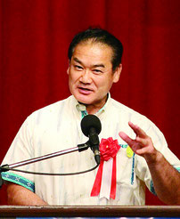 あいさつする佐喜真氏=4日、ロワジールホテル那覇