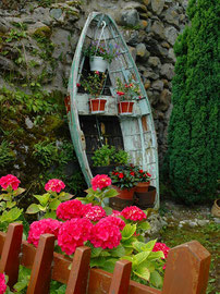 花で飾られた古いボート。