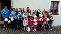 Stolz präsentieren die Kinder ihre selbstgebastelten Gipseier.