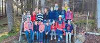 Lissa Laubmeier (hinten, rechts) begleitete die Sänger auf dem Meditationsweg.