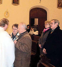 Am Ende des Gottesdienstes erteilte Pfarrer Hölzl jedem Kirchenbesucher den Segen.