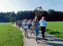 Thomas Bauer und Diakon Alfons Eiber tragen abwechselnd das Kreuz.