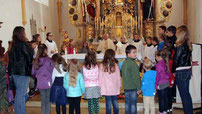 Zum Gebet versammelten sich die Schüler rund um den Altar.