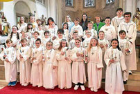 Die Kommunionkinder nach dem Gottesdienst mit Stadtpfarrer Hölzl, Gemeindereferentin Theresa Glaser (links), Lehrkräften (hinten) und Ministranten. 