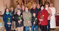 Stadtpfarrer Wolfgang Häupl begrüßte die neuen Pfarrgemeinderäte mit einer Rose.