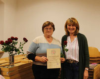 Vorsitzende Brigitte Stautner überreichte Glückwünsche an Hildegard Klein für 20 Jahre Mitgliedschaft.
