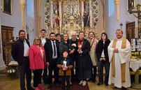 Im Kreise der Familie empfängt Paul Albrecht aus Schäferei die Taufe.