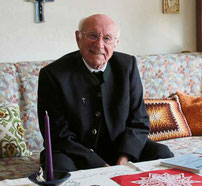 Seit 1965 ist BGR Raimund Arnold Pfarrer in Ast. 2011 verlieh ihm die Stadt Waldmünchen die Ehrenbürgerwürde.