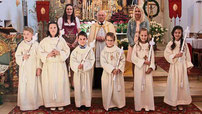 Die Kommunionkinder mit Pfarrer Arnold, Lehrerin Christine Knockl (rechts) und Christine Eiber.