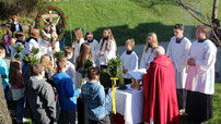 Pfarrer Raimund Arnold segnete die Palmbuschen, bevor gemeinsam in die Wallfahrtskirche eingezogen wurde.