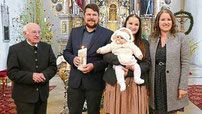 Sonja und Christopher Schönberger erbitten die Taufe für ihre erste Tochter Lena.