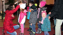 Durch Handauflegung erhielten die Kinder den Segen.