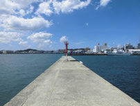 岬之町 赤灯台堤防の写真