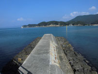 阿川海水浴場 左端 沖田川の写真