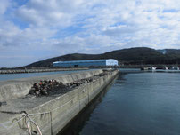 脇ノ浦漁港　左側の波止の写真