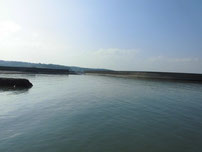 西角田漁港　河口部の写真