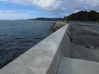 小串漁港　沖側堤防・先端からの写真