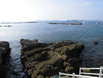 特牛漁港 赤灯台波止・外側の写真