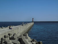 新門司港　赤灯台の波止　の写真