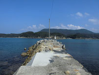阿川漁港　沖側の波止の写真