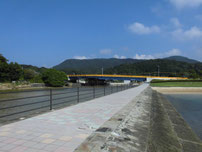阿川海水浴場 右端の河川